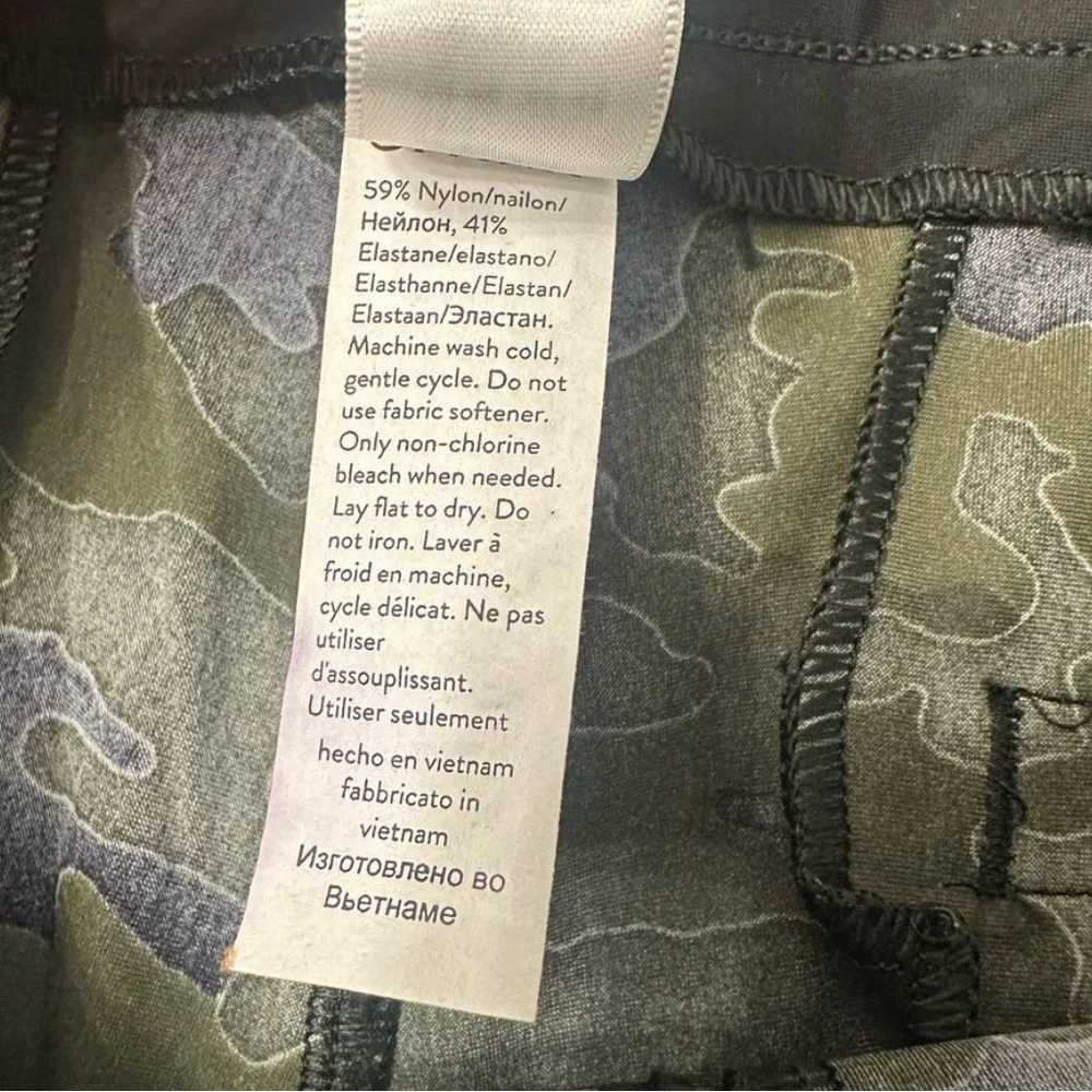 SPANX Camouflage Women's Shorts NWOT - Picture 4 of 4